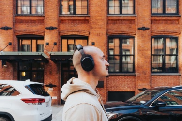 Logotrade firmakingitused pilt: Irvine RCS taaskasutatud ja parandatavad ANC juhtmevabad kõrvaklapid