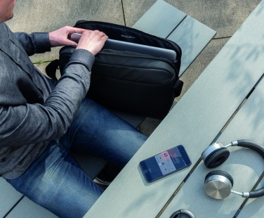 Logotrade firmakingid pilt: Madridi RFID USB 15,6" sülearvutikott PVC-vaba