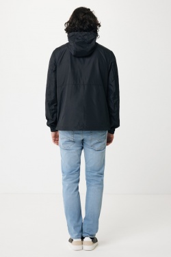 Logo trade ärikingi pilt: Iqoniq Logani taaskasutatud polüestrist tuulejope