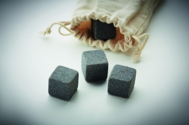 Logotrade ärikingid pilt: 4 kivist jääkuubikut kotis