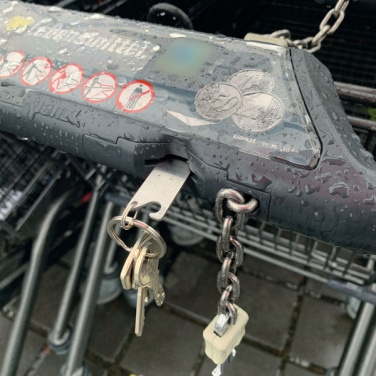 Logo trade ärikingituse pilt: Võtmehoidja ostukorvi kiibiga STICKIT