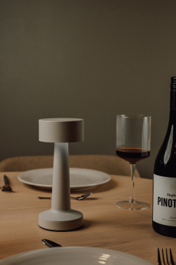 Logo trade reklaamkingitused foto: VINGA Maris RCS metallist ja taaskasutatud ABS-ist laualamp