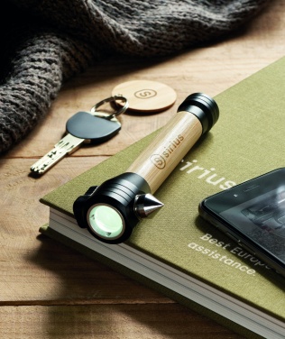 Logotrade mainoslahja ja liikelahja kuva: 3 in 1 bambu taskulamppu, jossa on hätävasara ja turvavyöleikkuri mukautettavalla painatuksella