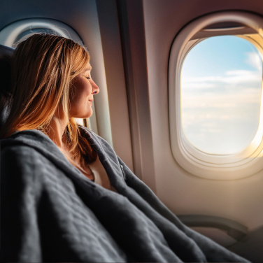 Logotrade liikelahja tuotekuva: Peitto ja tyyny 2 in 1 AMIATA Schwarzwolf