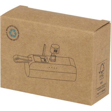 Logotrade liikelahjat mainoslahjat tuotekuva: Alnair 5 000 mAh:n ja 10 W:n kierrätetystä muovista valmistettu Type-C-varavirtalähde, jossa sisäänrakennettu jalusta ja 2-in-1-kaapeli