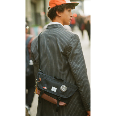 Logotrade logo dāvanas foto: Herschel Cove pārstrādāta kurjera soma 22,5L