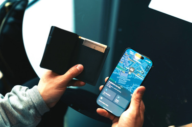 Логотрейд бизнес-подарки картинка: Seekcard RCS rpolyester кошелек для карт с возможностью определения местонахождения по всему миру