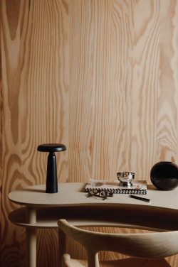 Logotrade kampanjprodukter bild: VINGA Avery RCS bordslampa